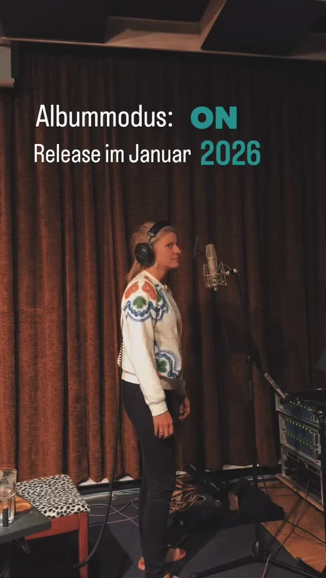 Diese Studio-Tage werden nicht nur hier mit euch geteilt, sondern natürlich auch musikalisch:
Unser neues Album erscheint im Januar 2026 –
der Titel bleibt noch unser kleines Geheimnis 🤫
Und ja, es gibt euch ein Release Konzert, am 10.1.2026!
#mundartfolk #neuesalbum #studiotage #neuesjahrstehtvordertür #miteuchteilen #reiwas