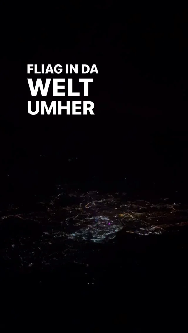„Fliag in der Welt umher“…?
Na, diese Zeile aus dem Traumlied ist keine Appel, um fürs Fliegen Werbung zu machen. 
Passend zu den kühleren Temperaturen, den kürzeren Tagen und dem stetigen Wunsch nach einer Couch (wenns nach uns geht) laden wir mit dem Traumlied zum Musikhören, zum „Runterkemma“ und  allem was man im Herbst eben gern so macht ein.
Bis die Tage….auf da Couch 😜
#traumlied #herbstwirds #couch #mundartfolk #musikhören #reiwas #fliegen