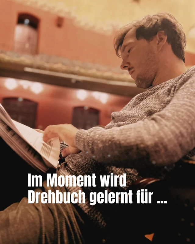 Nach einer intensiven Probenwoche an den Münchner Kammerspielen überlassen wir die letzten Proben für der Premiere unseren Musikkolleginnen von der Perlseer Musi und gehen dafür ins Studio. Wir freuen uns wahnsinnig, dass wir uns mit ihnen in der Spielzeit 25/26 den musikalischen Part im Stück „Wachse oder Weiche“ von und mit Maxi Schafroth und den wunderbaren Kolleg:innen Veronika Schoosleitner, Traute Hoess, Stefan Merki, Markus Schalk, Elias Krischke  und Martin Weigel rund um das gesamte Team teilen.
Premiere ist am 24.10. 
Alle Spieltermine unter Münchner Kammerspielen.
@muenchner_kammerspiele 
@perlseer @vrouny_aua 
#theater #öftermalwasneues #münchnerkammerspiele #reiwas #maxischafroth 
#zurückzudenwurzeln