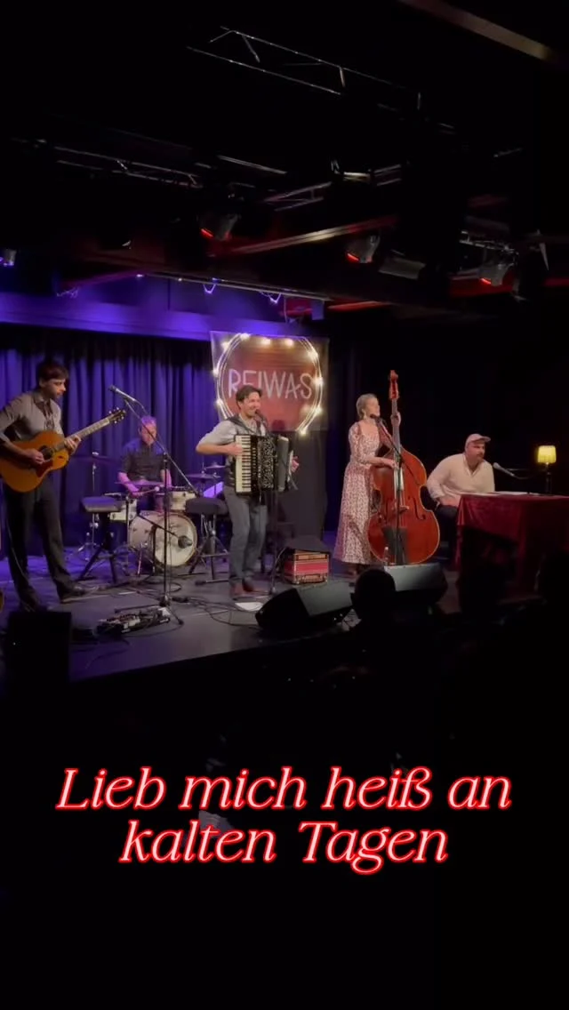 Bald gehts wieder los zusammen mit Johannes Thalmayr und 
Lieb mich heiß an kalten Tagen!
Fünf Konzerte sind es diesen Winter und ganz gleich ob im großen oder kleinen Theater, in der Kleinkunstbühne, im Wirtshaus oder beim Lesefestival: Liebe gibt’s überall ❤️ 

14.12.25 : Ingolstadt Altstadttheater
16.12.25: München Deutsches Theater
16.1.26: Wackersberg Alter Wirt
17.1.26: Türkenfeld Zum Hartl Unterwirt
28.2.25: Traunstein Klosterkirche Leseglück Grenzenlos Festival

@zumunterwirt 
@leseglueckgrenzenlos 
@altstadttheater 
@silbersaal