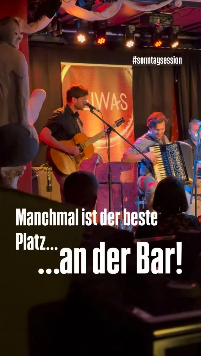 Naja, eigentlich ist der beste Platz immer an der Bar! 🍹 🍷…
Hier gibt’s einen Ausschnitt von „Melodia Sophia“, einer Nummer, welche auf unserem neuen Album drauf sein wird. Vielen Dank an den Barkeeper unseres Vertrauen @stefanhaus.er für den Mitschnitt. Aufgenommen in der Drehleier, z`Minga. @drehleier 
P.S. Jeden Sonntag gibts jetzt ein Video zum neuen Album, aus Proben, von Konzerte etc…
#sonntagsession #besterplatzanderbar #theaterdrehleier #barkeepersfriend #reiwas #mundartfolk #minga