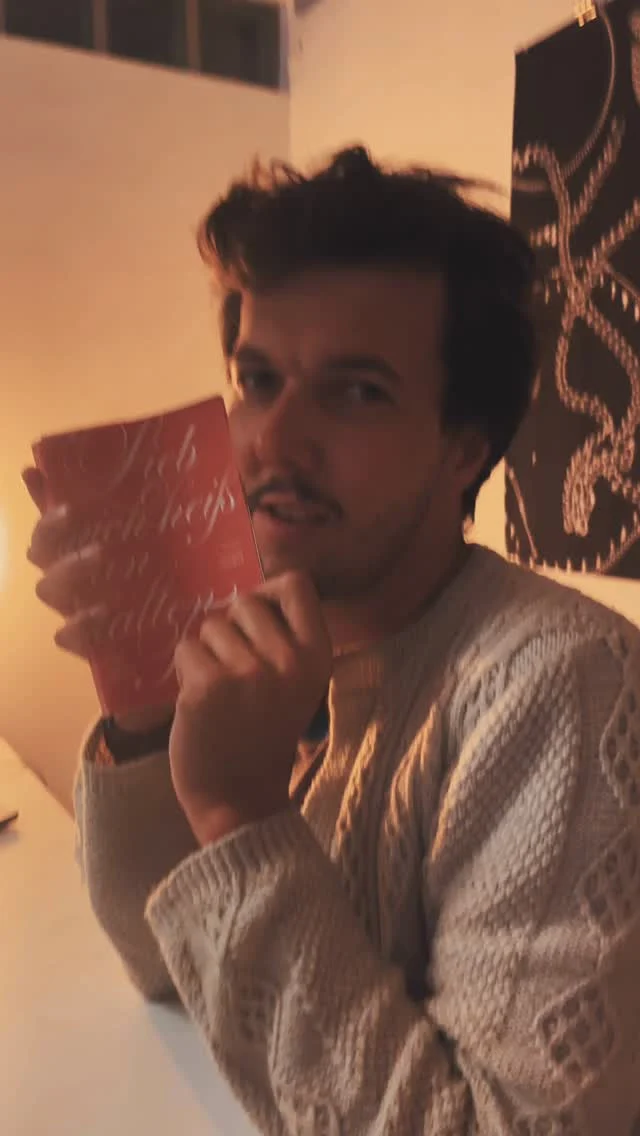 Ein Gedichtband für …
…die Liebe. Mei wie kitschig, aber so san wir eben. Umso schöner, dass wir mit Johannes Thalmayr, Mathias Leidgschwendner und Katharina Bourjau noch weitere Romantiker gefunden haben! 
@johannes_thalmayr 
@studio_mathias_leidgschwendner 
@katharinabourjau 

#gedichtband #liebmichheißankaltentagen #mundartfolk #dakommtwasschönes #lyrik #reiwas