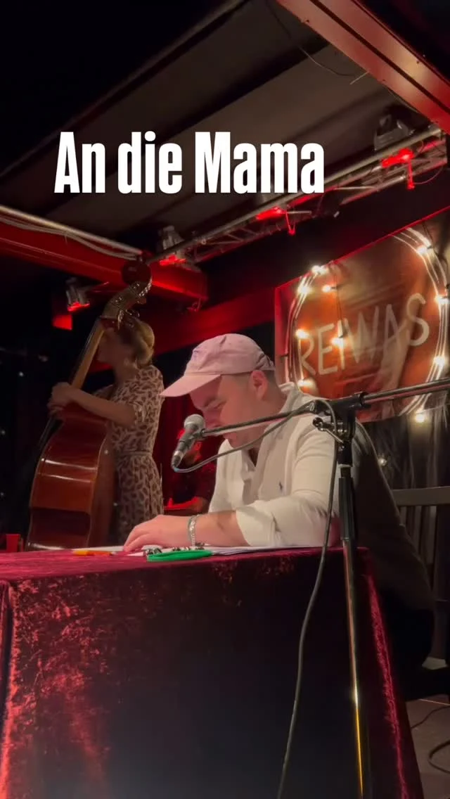 Gegen die Mama ist selbst der Schwarzenegger ein „Zigarettenbürschal“, so schreibt Johannes in seinem Gedicht „Oloahna“ in Ergänzung zu unserem Song „Danke dir“. Ein Auszug aus unserem Programm Lieb mich heiß an kalten Tagen!

#mama #dankedir #liebmichheißankaltentagen #winterprogramm #lyrik #gedichteschreiben #bayerischeband