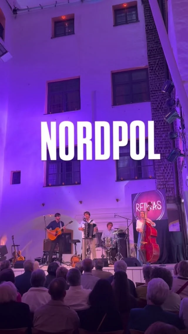 Sonntagsession …
…dieses Mal von und mit unserer neuen Single NORDPOL. Diese kommt natürlich ins neue Programm, als auch aufs neue Album.

Jetzt überall zu 🎧!
#nordpol #neuesingle #neuesprogramm #novembersong #livemusic #sonntagssession #reiwas