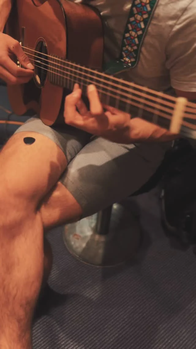 So lafts manchmal und des is dann des schönste, wenn sich die Lieder entwickeln.
So wie in der Geschichte beim NORDPOL, mit Erinnerungen, mit Träumen und mit bissl Heimweh an die Kindheit.

#rohmaterial #hinterdenkulissen #nordpol #jamen #neuersong #gitarrenklänge #reiwas