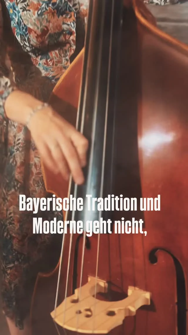 Tradition und Moderne geht nicht, haben sie gesagt.
Wir gehen 500 Jahre zurück – und finden im Trogerhof, eines der ältesten Bauernhöfe in Bayern, ein Gefühl, das wir aus der Kindheit kennen….. zwischen alten Balken und neuen Träumen….

❄️ Nordpol – welches Gefühl is‘ fia di?

Danke an:
@au.kultur 
@felix_koster_filmemacher 

#nordpol #neuesmusikvideo #nostalgie #zeitreise #1537 #alteshaus #traditiontrifftmoderne #reiwas