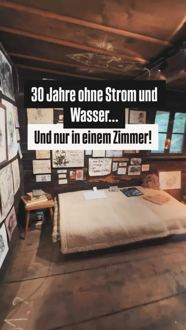 Ein uraltes Bauernhaus. 5000 Bilder. Ein Zimmer, das nicht vergessen will.
Der Künstler Pepp Füss, der hier gelebt hat, hat nichts gebraucht – außer Zeit und eine Welt im Kopf.
Wir haben „Nordpol“ genau dort gedreht, wo jeder Zentimeter Geschichte ist.

🫵 Komm mit in dieses Zimmer und sag uns: könntest du da leben?

#bauernhaus #kunstorte #ohnestrom #musikvideo #nordpol #modernfolk #besondereorte #reiwas #neuesingle