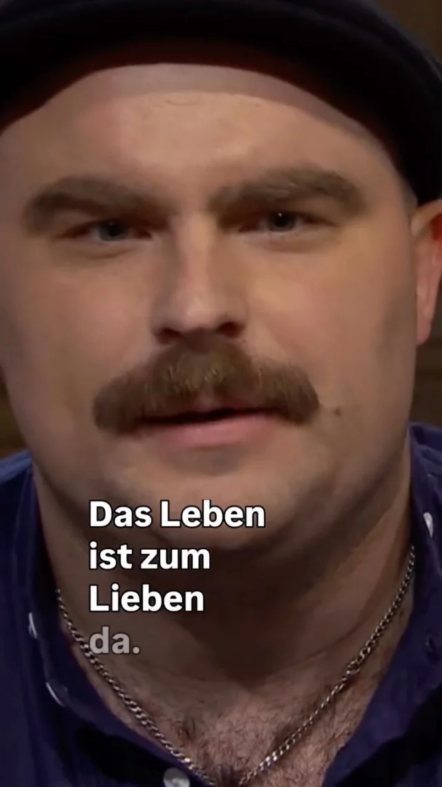 Hier im Fernsehen…
…und seit gestern wieder Live unterwegs: Lyrik und Musik auf der Bühne mit dem Motto „Lieb mich heiß an kalten Tagen“!
Schon den zweiten Winter touren wir mit dem Programm und was sollen wir sagen: es macht so viel Spaß diesen Abend rund um die Liebe, gepaart mit ganz viel Humor aber auch paar ernsteren Wörtchen zu spielen!

#liveimtv #wirinbayern #dialekt #liebmichheißankaltentagen #reiwas