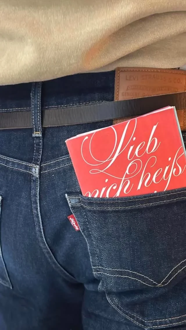 Wie man ein Buch verlegt?
Das wussten wir a ned und darum sind wir sehr froh, so ein super Team mit so lieben Menschen um uns zu haben. Die Gedichte kommen vom „one and only“ Johannes Thalmayr @johannes_thalmayr, Art Work von Mathias Leidgschwendner @studio_mathias_leidgschwendner, die wunderbaren Illustrationen von @katharinabourjau und von REIWAS sind Textauszüge verpackt. Danke an euch, für die absolut entspannte, spannende und unkomplizierte Zusammenarbeit!
Und, ein ganz großes Danke an Gmund Papier für die Zusammenarbeit! @gmundpaper ! 🧡 

Wir können es ned abwarten, das Buch in der Hand zu haben.

Fotos im Reel: @studio_mathias_leidgschwendner 
Illustrationen im Reel: @katharinabourjau 

#gedichtband #dreamteam #danke #liebmichheißankaltentagen #artwork #gedichte #reiwas #illustrationen