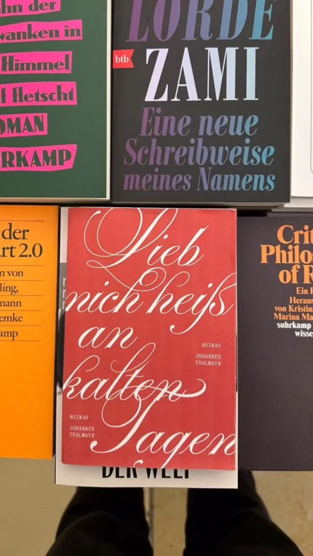 Kennt ihr des…
…wenn‘s manchmal einfach zammpasst??
Im neuen Gedichtband „Lieb mich heiß an kalten Tagen“ finden sich Lyrik, Musik, Illustration, Art Work und wunderschönes Papier für die Liebe zusammen. Mei so kitschig, aber wenn nicht für die Liebe, für was dann?
@studio_mathias_leidgschwendner 
@katharinabourjau 
@johannes_thalmayr 
@gmundpaper 

#gedichtband #dreamwork #musik #lyrik #reiwas