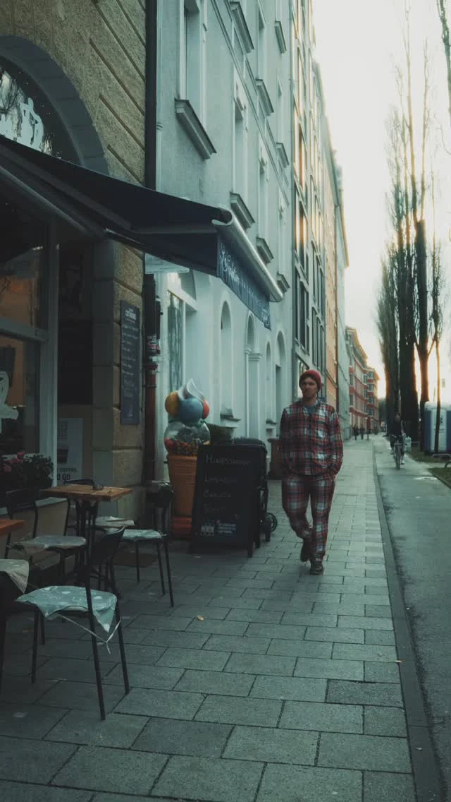 Jedes Jahr das selbe?
Erst Sommerlaune und dann? „Jeder friert, ist schlecht drauf…“ und irgendwie ist auf einmal der Winter da.
Darum gibt’s eine zweite Chance, um sich entspannt auf die kalte Zeit einzustimmen.

Neue Single: Lieb mich heiß an kalten Tagen

Danke an @luis.koechl @lacaffettiera_muenchen 

#liebmichheißankaltentagen #winteristda #zweitechance #neuesingle @reiwas_music