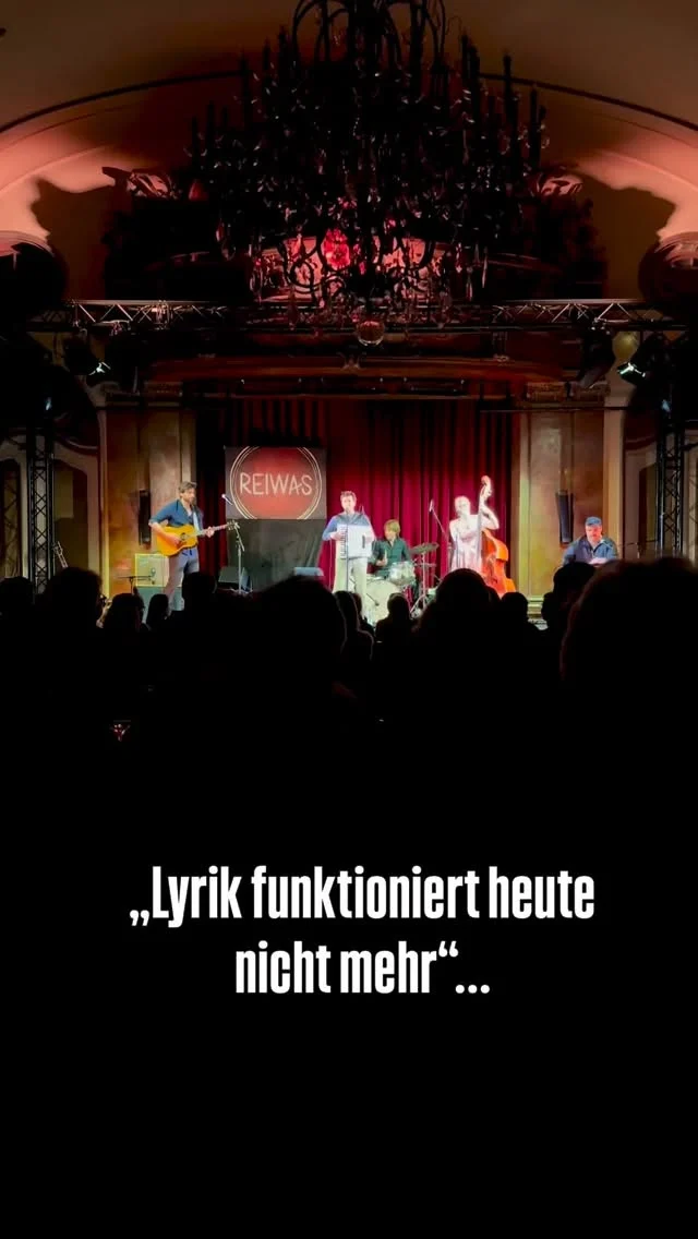 „Lyrik funktioniert heute nicht mehr“… 
Wir machen‘s trotzdem.
Live und wer‘s lieber mag im Buch.
Lieb mich heiß an kalten Tagen!

#lyriktrifftmusik #livekonzert #kaltetage #wärmeimwinter #reiwas