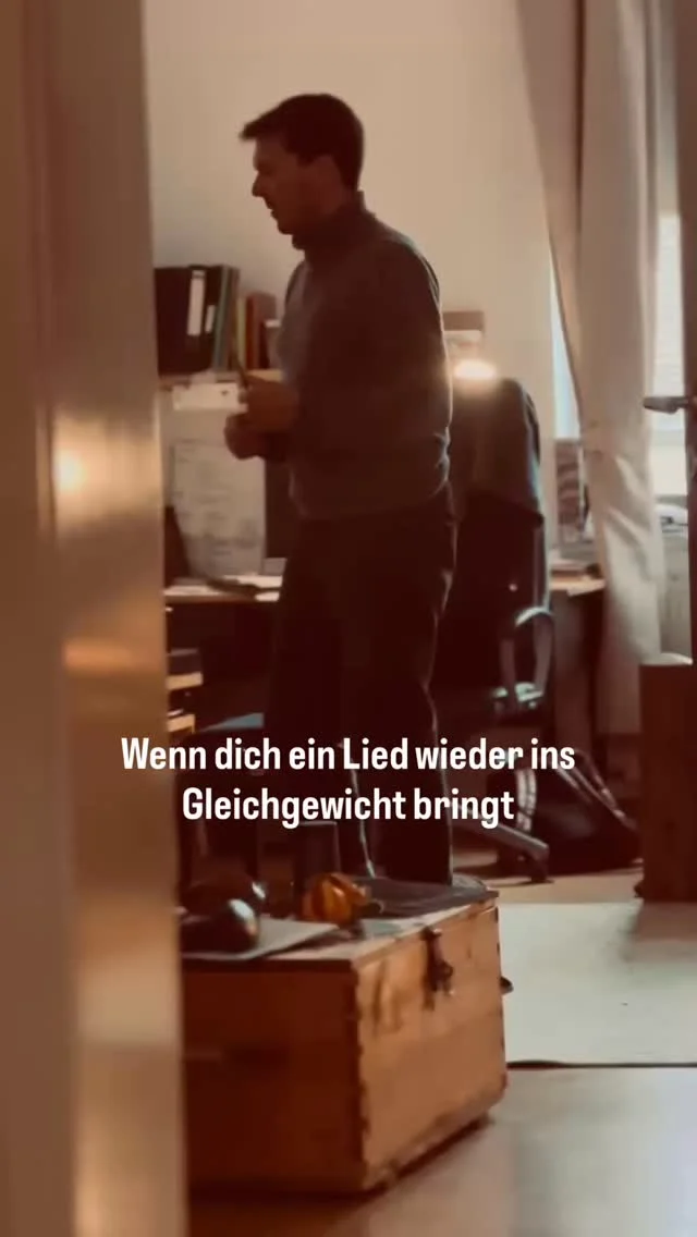 Manchmal bringt einen nicht einmal die Ruhe ins Gleichgewicht zurück,
sondern ein Lied.

Nix doa. Ab heute. In der Welt.

#nixdoa #gleichgewicht #mundartmusik #dialektpop #neuemusik