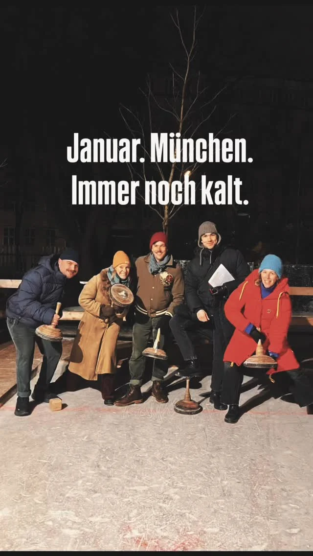 Ein Buchprojekt hat uns zammgführt und irgendwie passt das ganz guad!

Weihnachtsfeier im Januar.
Eisstockschießen in Minga.
Lieb mich heiß an kalten Tagen.

#liebmichheißankaltentagen #buchprojekt #winterinderstadt #münchen #eisstockschiessen