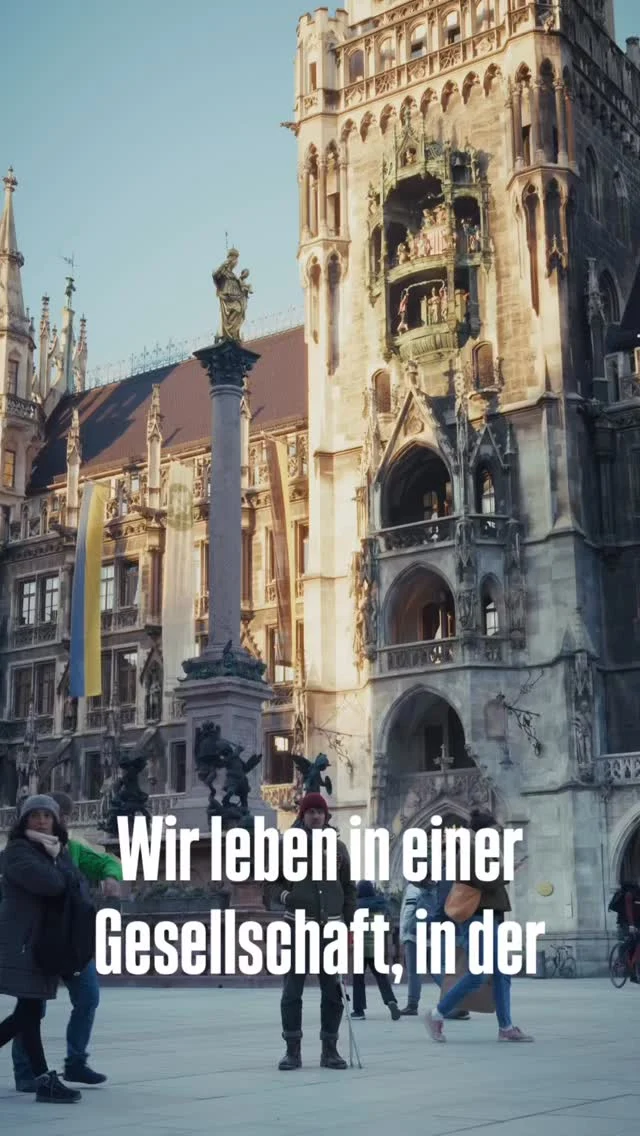 Wir leben in einer Gesellschaft, in der „Nix doa“ wieder erlernt werden muss.

DAS GEHT SO NICHT! Wir würden gern zu einer Demo aufrufen, aber dafür müssten wir ja was tun :-)

#nixtun #marienplatz #münchen #reiwas #neuevolksmusik