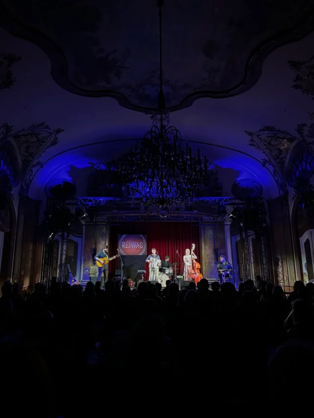 Noch is es ned vorbei….
Und wir sind sehr froh darüber, dass wir unser Programm für die kalten Monate nochmal auf die Bühnen bringen. „Lieb mich heiß an kalten Tagen“ kommt nach Traunstein, zum Leseglück grenzenlos Festival am 28.2. im Kulturforum!

#leseglück #derwinteristnochnichtvorbei #konzertliebe #lyrik #mundartfolk