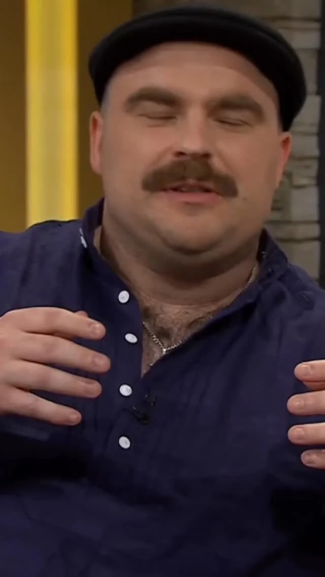 Wenn der Winter was Gutes hat…
„Lieb mich heiß…“ soll ja eigentlich an allen Tagen gelten. Aber wenn sich der Winter in die Länge zieht, ist die Sehnsucht nach Wärme noch größer. Darum gibt es noch ein letztes Mal unser Programm für die kalten Tage! Packts alle ein, ist der Saal voll, ist es bekanntlich noch wärmer :-)

#einletztesmal #liebmichheißankaltentagen #gegendiekälte #liebe #reiwas