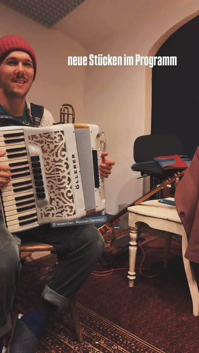 Vielleicht kennst du das:
Du gehst heim - und etwas klingt noch nach. Genau dafür machen wir diese Abende. Freier Mensch am 26.02.26 (richtige Datum)
#reiwas #mundartfolk #neuestücke #neuevolksmusik #akkordeon