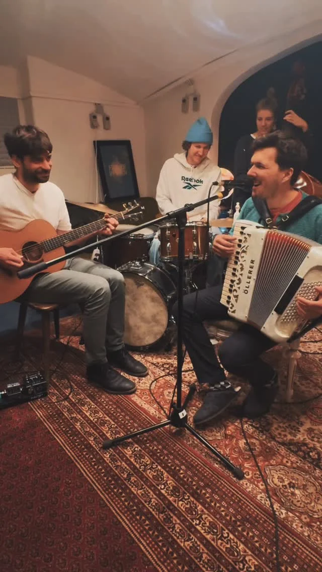 Der Champagner schmeckt wunderbar.
Gewissen rein. Superstar?

Für manche is er ja ein Gefühl von Freiheit, der „Schampanninger“… Wir sind uns da ned so sicher.

Wie is‘ bei dir?

Champagner Superstar. Auf dem neuen Album.

#champagner #neueslied #neuesalbum #reiwas #probenraum