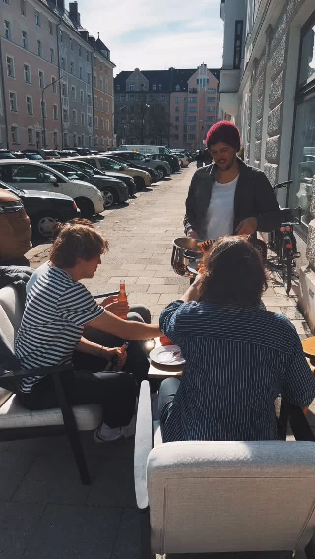 Was für Tage.
„Freier Mensch“ zum ersten Mal auf da Bühne.�Vier Tage Studio.�A improvisierte Terrasse in da Sonne.�Und a letzter Wintermoment mit „Lieb mich heiß an kalten Tagen“.
Neues Kapitel.�Gleiche Haltung.

#reiwas #freiermensch #folkpop #frühling #livemusik