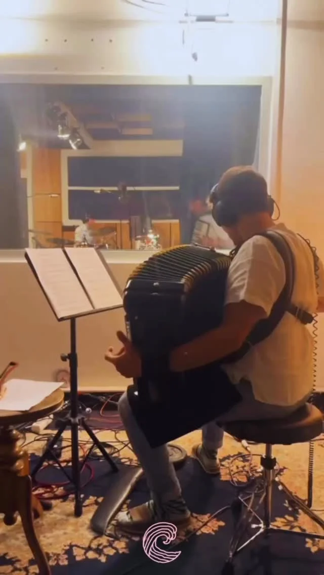 Freiheit is ned selbstverständlich.
Des ganze letzte Jahr samma immer wieder im Studio g’wesn. Haben gesucht, gefeilt und unseren Sound geformt.
Jetzt is so weit.
„Freier Mensch“ – Albumrelease am 13.3.
Ein Album über Freiheit. Und dem Gegenteil davon.

#freiermensch #neuesalbum #reiwas #freiheit #release