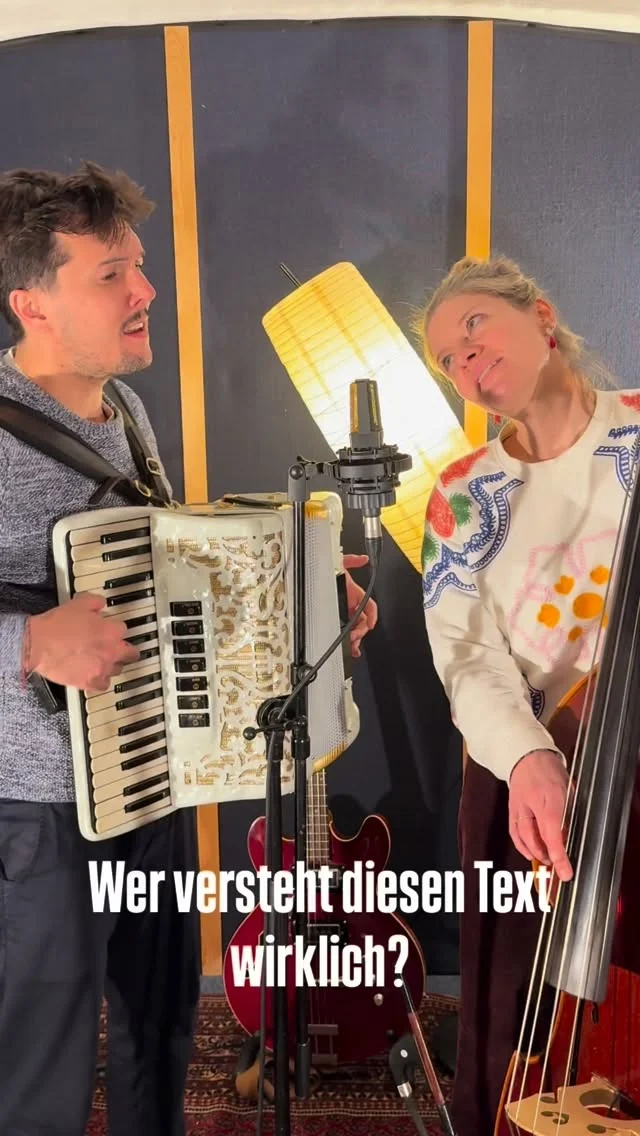 Wer versteht diesen Text?
Schreib‘s gerne in die Kommentare.
Unser Traumlied begleitet uns schon lange durch unsere Konzerte. Im Dialekt gesungen - und jedes Mal hören Menschen etwas anderes darin. Manche verstehen jedes Wort. Andere eher das Gefühl dahinter. Wir sind neugierig: Worum geht’s im Traumlied für dich?
Und für alle, die warten:
Am Freitag erscheint unser neues Album Freier Mensch #reiwas #mundartfolk #livesession
