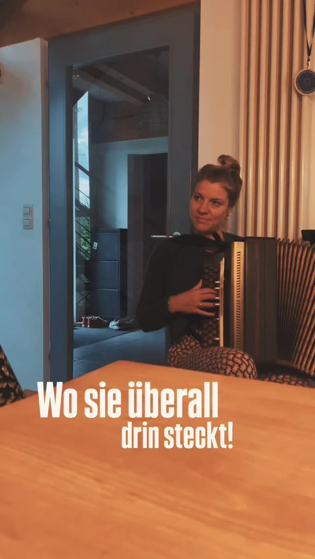 🎶 Freier Mensch.

Manchmal is die Freiheit einfach da. 
Im Moment. 
Beim Tanzen. Im Miteinander. Allein.
Und checken tun wir‘s erst danach…

#titelsong #freiermensch #tanzwiedubist #bayerischeband