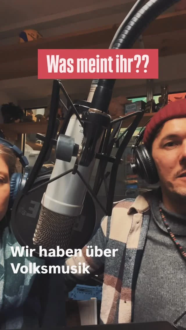 Neue Volksmusik???
Wir werden so oft gefragt wie wir unsere Musik nennen und grad in München sagen die Leute: ihr macht Volksmusik.
Mh, ein paar von uns sind mit alpenländischer Volksmusik aufgewachsen und wir spielen diese Musik auch immer noch gerne. Aber REIWAS und Volksmusik, oder Neue Volksmusik? 
Naja, auf jeden Fall was nett mit Fleischi und Petra darüber zu ratschen!
@petras_radiostunde 

#volksmusik #bayern1 #reiwas #mundartfolk #ratschen