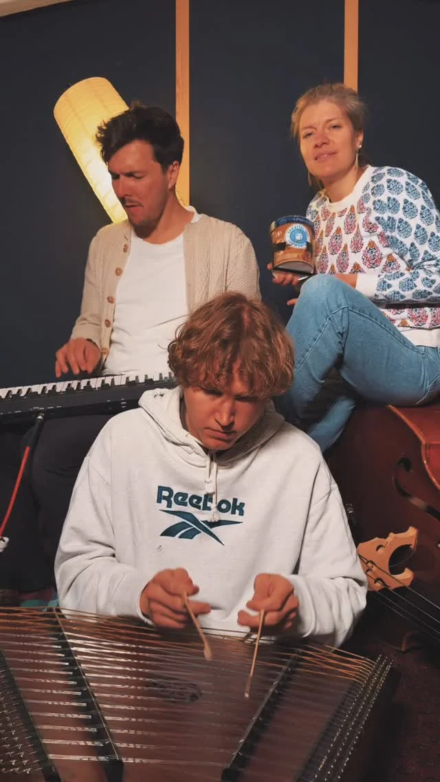 Heute wird getauscht…
So lassen oder wieder zurück? 😉
🍾 Champagner Superstar

#mundart #bayerisch #akustik #einfachso #hackbrett