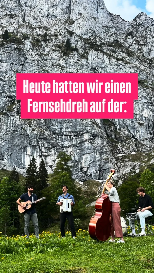 ⛰️ Wer weiß wie der Berg heißt, vor dem wir gefilmt haben???
Und wie unfassbar schön war des?

#filmdreh #br #badtölzwolfratshausen #berg #heimatsound