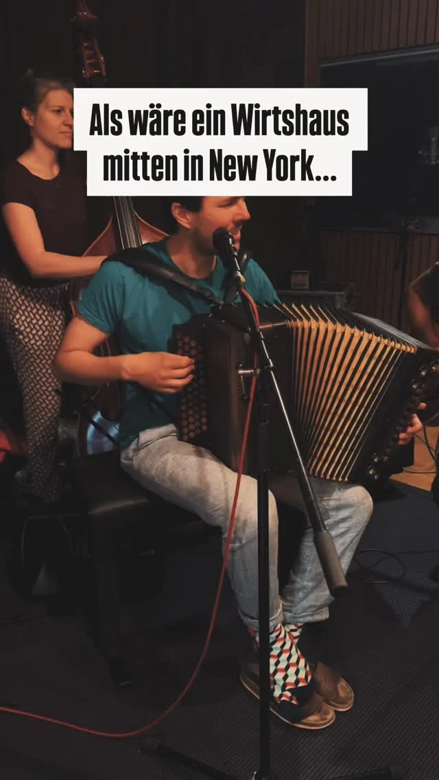 Aber gibts da auch Hollerkiacherl?
🎶 Hollerkiacherl

#hollerkiacherl #sommerduft #handgemachtemusik #dahoam #fernweh