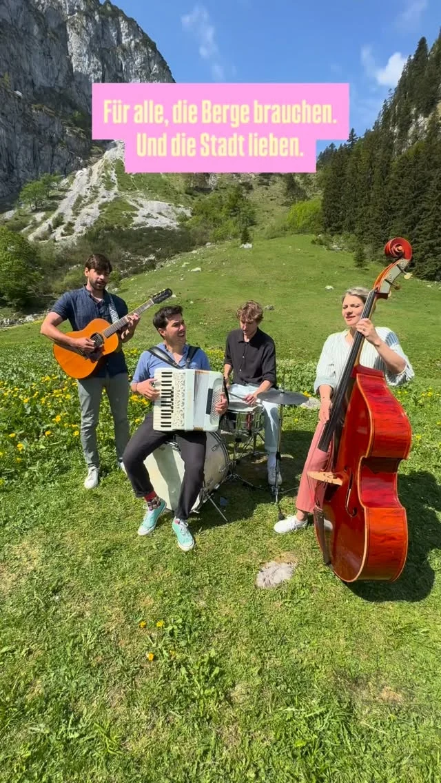 Vielleicht muss ma sich gar ned entscheiden.
Zwischen Bergblick und Großstadt.
Zwischen Tradition und Gegenwart.
Genau dort entstehen die Geschichten, die bleiben.
—
Knochenmann, inspiriert vom „Brandner Kaspar und dem ewigen Leben“. Eine Geschichte, die auf dem Land spielt und seit Jahrzehnten die großen Bühnen Münchens bespielt.

#stadtland #boandlkramer #mundartfolk #residenztheater #münchnervolkstheater