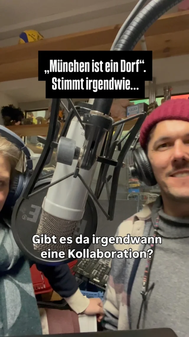 München is halt doch a Dorf. 🍻
Manchmal is’s scho verrückt: Jahrelang wohnt man in da gleichen Straße, is in der gleichen Musikszene unterwegs und läuft sich trotzdem meistens nur mit einem kurzen „Servus“ über’n Weg.
Dank dem Interview haben wir‘s dann endlich auf a Bierchen mit DISM gschafft. 🍻
Und dann gab’s noch einen Interviewknaller von der Besten @petrafrober 
#dism #münchen #musikszene #reiwas #mundartband
