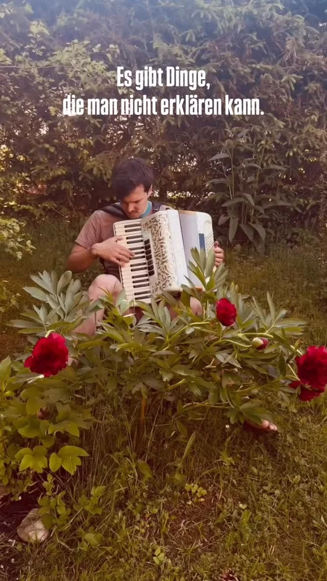 Was der eine als Heimkehr empfindet, hört die andere als Aufbruch.
Vielleicht ist genau das das Schöne an Musik. Sie erzählt keine Geschichte, sie lässt Raum für die eigene. Ist deine auch dabei?
„instru mental“
Ab 12. Juni.
#Akkordeon #reiwas #instrumental #neuesalbum
