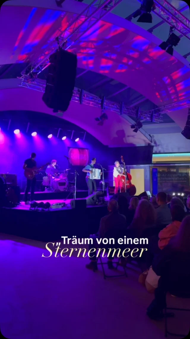 🎶 Traumlied
Für uns ist dieses Lied live immer etwas Besonderes.
Vielleicht, weil man das Träumen dann nicht nur singt – sondern gemeinsam spürt. ✨
Danke, dass ihr diesen Moment mit uns geteilt habt beim Musiksommer am Walchenseekraftwerk!
#träumen #mundartfolk #leisetöne #akkordeon #musiksommer