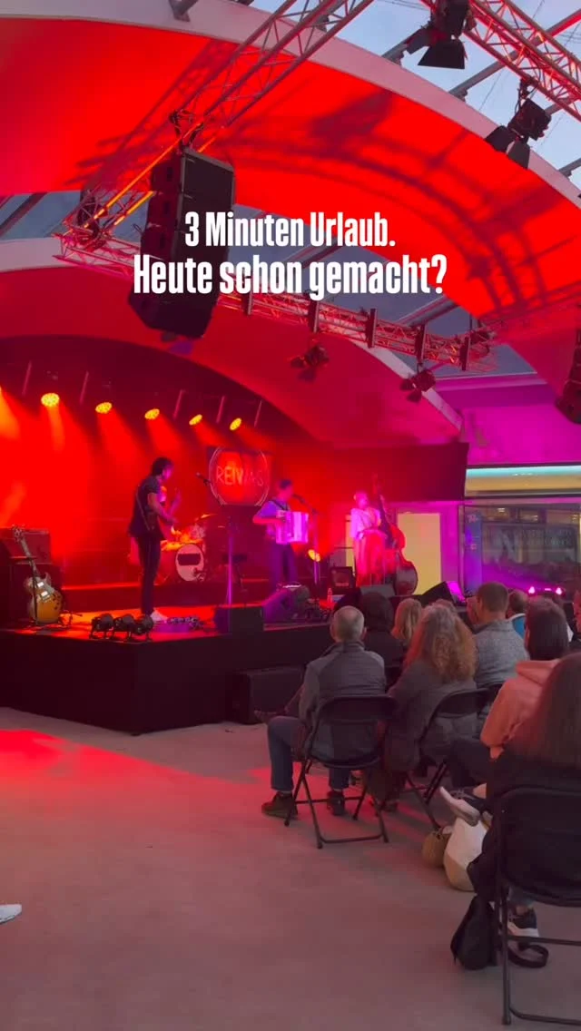 Falls heute kein Meer drin ist, dann wenigstens drei Minuten davon.
„Vino an der Bar“ ist jetzt überall. ❤️ 🍷 🇮🇹 
#wieurlaub #3minutenpause #neuesingle #reiwas #mundartfolk