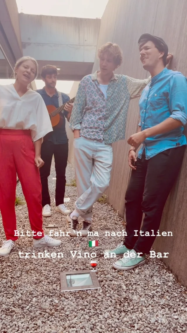 Geht’s nur uns so…
…oder kommt im Sommer irgendwann automatisch dieses Italien-Gefühl? 😄🇮🇹
Ein bissl Boot fahren. Irgendwo am Meer. Vino an der Bar. 🍷☀️
Am 10.7. erscheint unsere neue Single „Vino an der Bar“ …
#italien #neuesingle #sommerlied #mundartmusik #gitarre