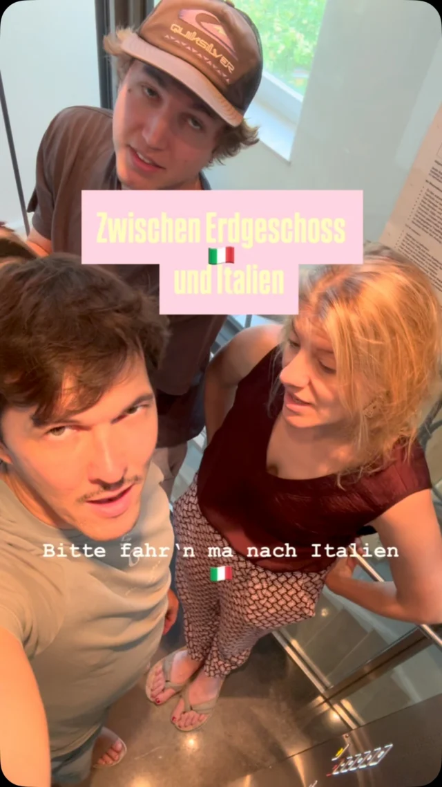 🇮🇹 Sommer im Aufzug. Sommer im Kopf. 
Wer würde sofort mitfahren? 🍷 🌞 
🎶 Vino an der Bar
#mundartfolk #reiwas #vino #italienliebe🇮🇹 #sehnsucht