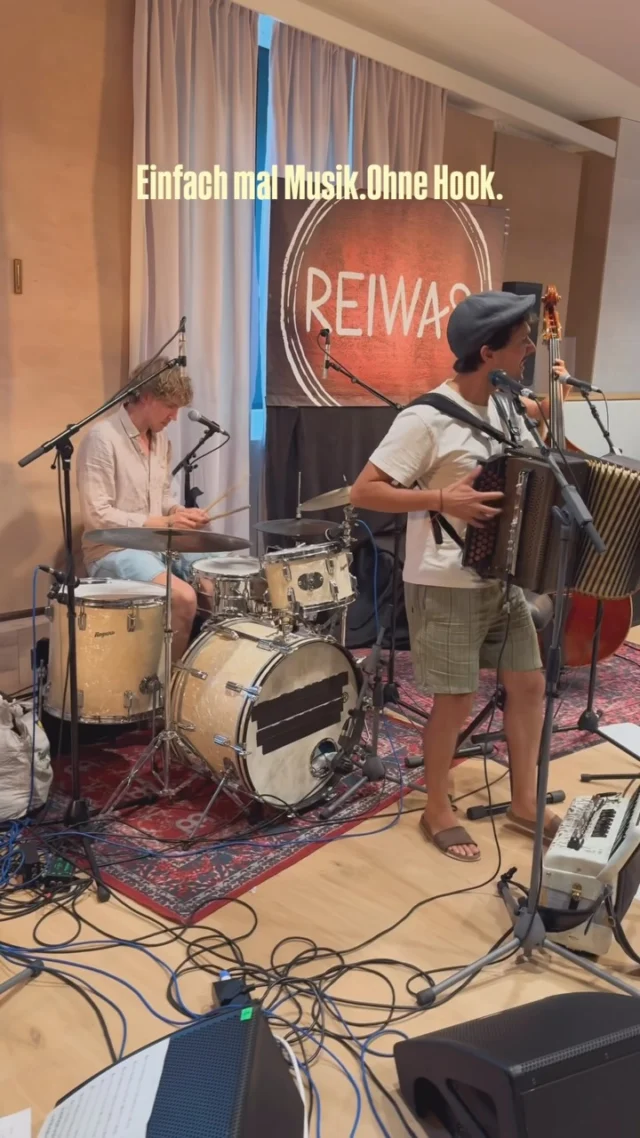 Heute nur Musik. Kein Hook. 🤍
War nur der Soundcheck.
Aber irgendwie hatte der Moment was.
Vielleicht lag’s an der entspannten Atmosphäre in den donauton Studios.
Vielleicht auch einfach an „Im Aufwind“.
#ziach #instrumental #studiosession #mundartfolk #reiwas