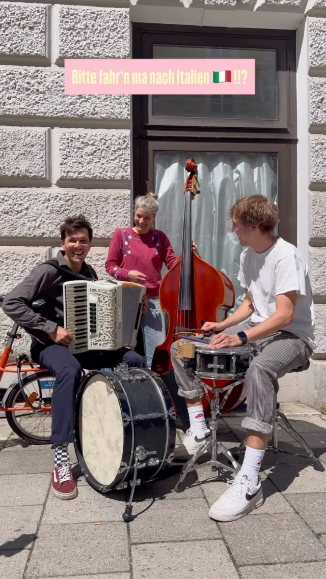 Italien, Vino an der Bar, Sand auf deiner Haut…
Mit wem würdest du jetzt am liebsten losfahren?
#italienflair #straßenmusik #neueslied #singen #vino