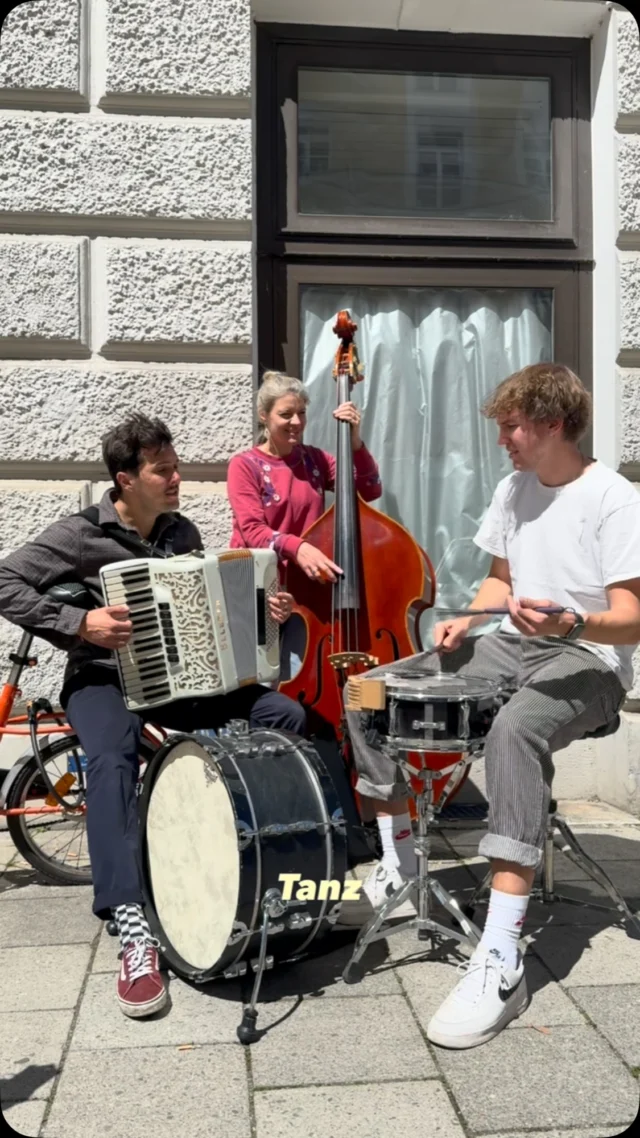 Bleibst du bei Straßenmusik stehen?
#straßenmusik #tanztanz #triosession #vorderhaustür #mundartfolk