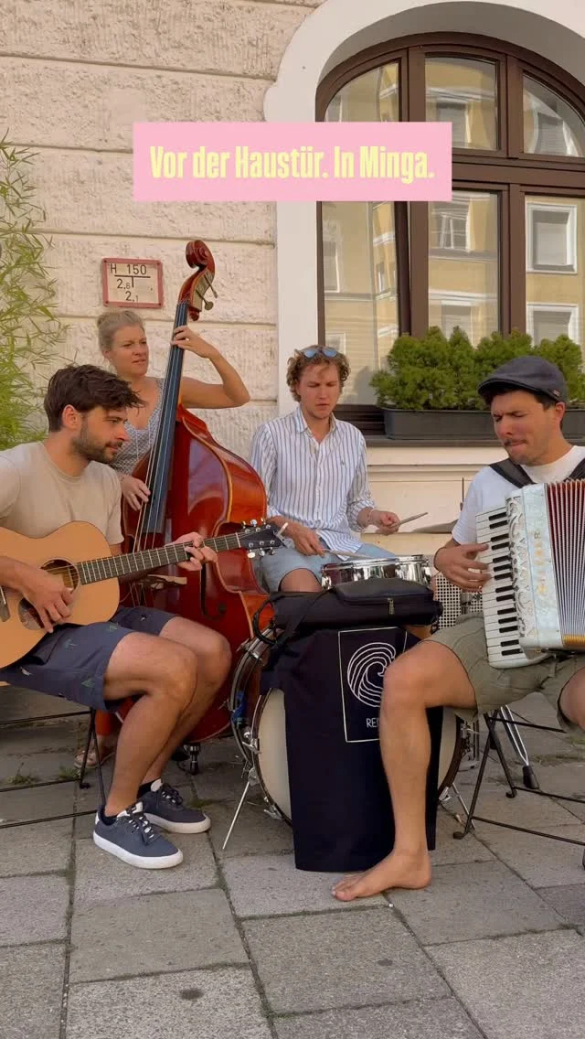 Dahoam gehst auf die Terrasse. In der Stadt halt vor die Tür.
Die Radlfahrerin hat’s Timing jedenfalls verstanden. 🚲
🎶 Mongolei
#minga #vorderhaustür #mundartfolk #reiwas #timing