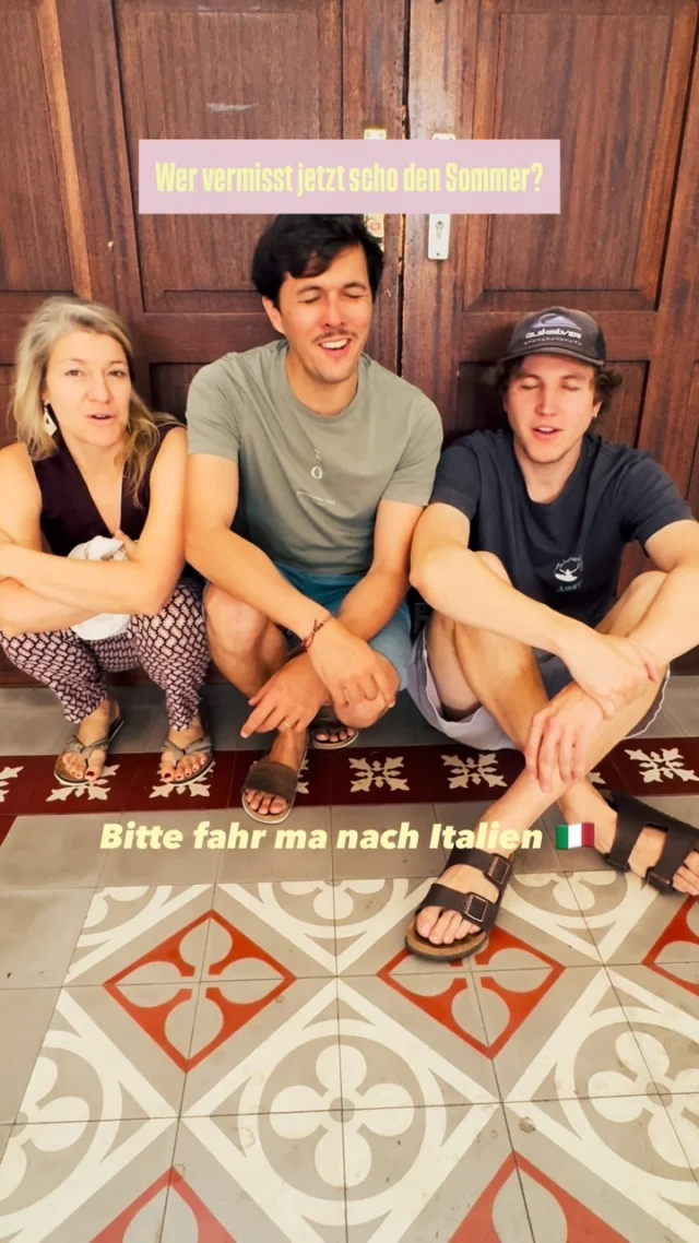 Weil wir den Sommer noch nicht ganz gehen lassen wollen… ☀️ 
„Vino an der Bar“ - heute Mal a capella ausm Hausgang.
#reiwas #vinoanderbar #acapella #sommer #mundartfolk