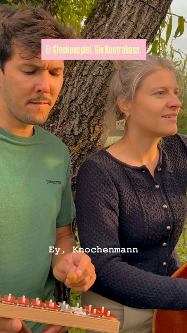 A bissl Knochenmann im Garten.
Diese Woche dann zweimal Boandlkramerei auf der Oidn Wiesn.
Passt eigentlich ganz gut zamm.
#knochenmann #oidewiesn #duo #reiwas #mundartfolk
