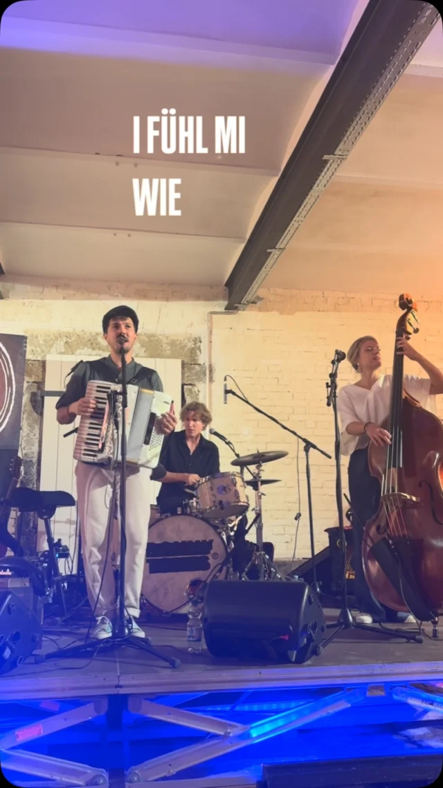 Augenringe hamma. Langeweile eher weniger. Dabei wär die manchmal gar ned so schlecht.
Wer kann gut „Nix doa“? Sind um jeden Tipp dankbar!☺️ 
#nixdoa #augenringe #langeweile #livemusik #mundartpop