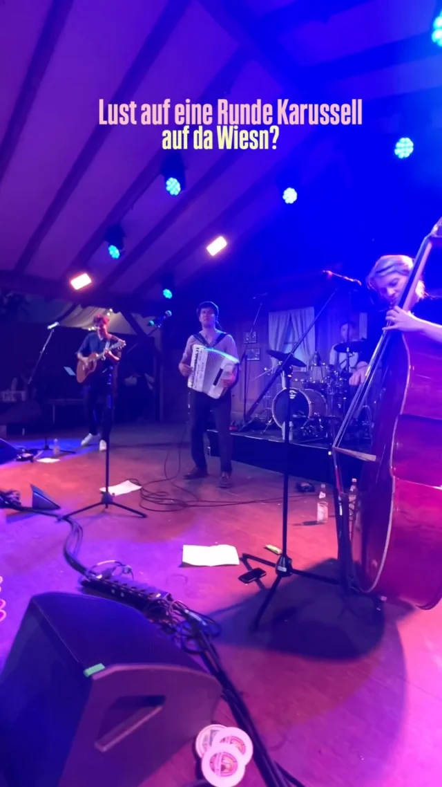 🎶 Im Karussell auf da Oidn Wiesn. 🎠
Hat gestern irgendwie ganz gut zammpasst.
Danke an alle, die mit uns a Runde gedreht ham. Schee war’s!
#karussell #oidewiesn #mundartfolk #boandlkramerei #reiwas