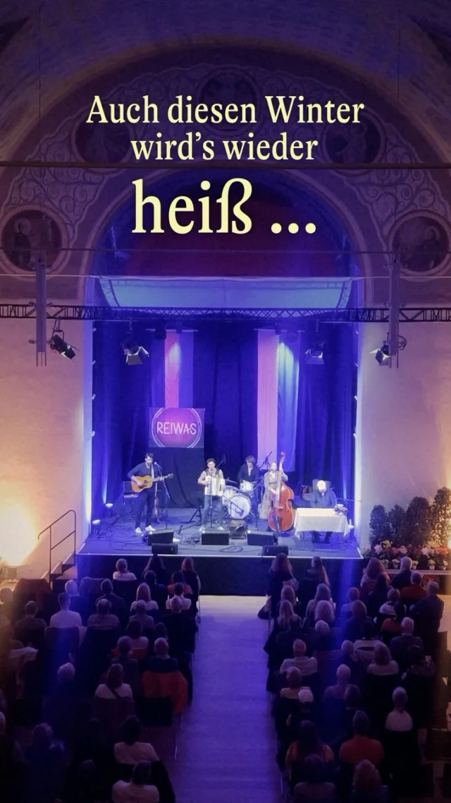 Die langen Nächte kommen sowieso.
Dann verbringen wir sie doch am besten miteinander.
Mit Musik, Geschichten und Johannes Thalmayr. Zum Lachen, zum Nachdenken und zwischendurch einfach mal zum Durchschnaufen.
„Lieb mich heiß an kalten Tagen“ ist diesen Winter fünfmal unterwegs.
Und weil man Wärme schlecht mit heim nehmen kann, gibt’s die Geschichten auch als Gedichtband. 😉
Wir freuen uns auf fünf richtig schöne Abende mit euch. 🤍
28.11.26 Ammersee  @seehof.ammersee 
3.12.26 Surheim @surheimsneuwirt 
8.12.26 München @silbersaal 
22.1.27 Wackersberg @altwirt_wackersberg 
23.1.27 Türkenfeld @der_unterwirt 
#liebmichheißankaltentagen #winterprogramm #reiwas #geschichtenundmusik