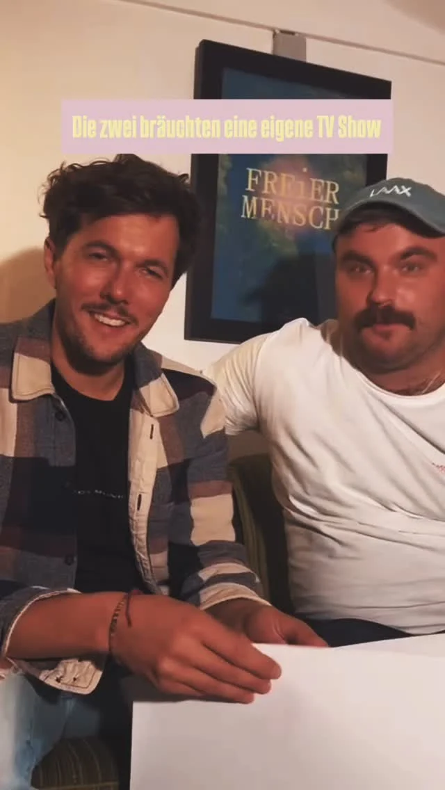 Eigentlich sollten Johannes und Josef nur ein paar Plakate bekleben und kurz unser neues Winterprogramm vorstellen.
Hat hervorragend funktioniert. 😄
„Lieb mich heiß an kalten Tagen“ heißt das Ganze übrigens. Warme Geschichte und Songs für die langen Nächte.
#reiwas #winterkonzerte #musikundpoesie #liebmichheißankaltentagen #bayerischeband