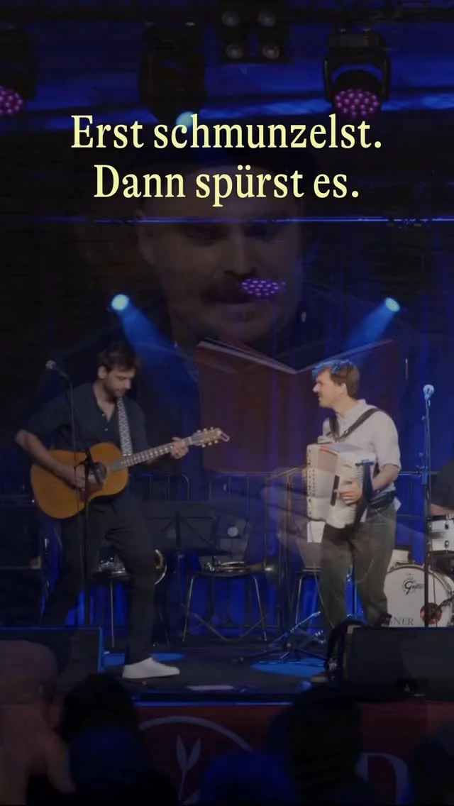 Die langen Nächte kommen sowieso. Dann verbringen wir sie doch am besten „mitanand“!
Mit Musik, Geschichten, REIWAS & Johannes Thalmayr – und euch. Zum Lachen, zum Nachdenken und zwischendurch einfach mal zum Durchschnaufen.
„Lieb mich heiß an kalten Tagen“ ist diesen Winter wieder unterwegs:
28.11. · Seehof Ammersee @seehof.ammersee  03.12. · Neuwirt Surheim @surheimsneuwirt  08.12. · Silbersaal · Deutsches Theater München @silbersaal  22.01. · Der Unterwirt · Türkenfeld @der_unterwirt  23.01. · Altwirt · Wackersberg @altwirt_wackersberg 
Tickets in Bio Link!
Wir freuen uns auf ein paar richtig schöne Abende mit euch. 🤍